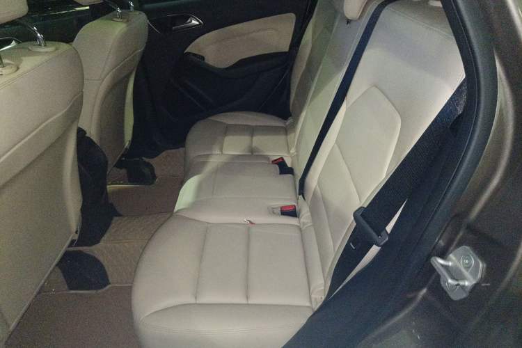 Used Mercedes-Benz B-Class 2012 B 180 Interior 4