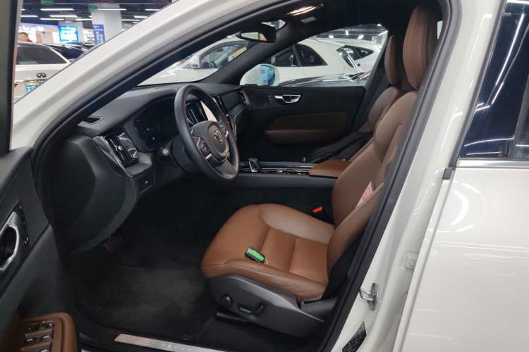 Used Volvo XC60 2025 B5 4x4 Smart Luxury Edition Left Front Seat