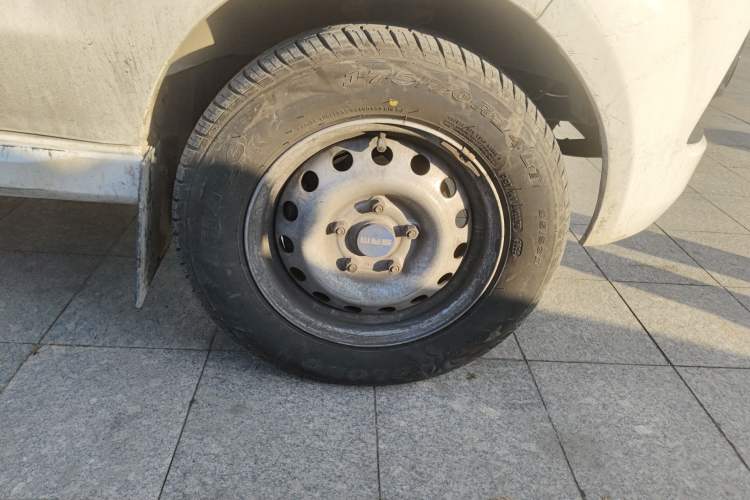 Used Sunlong DST 5 2021 All-Electric Van with 41.86 kWh Right Front Wheel Hub