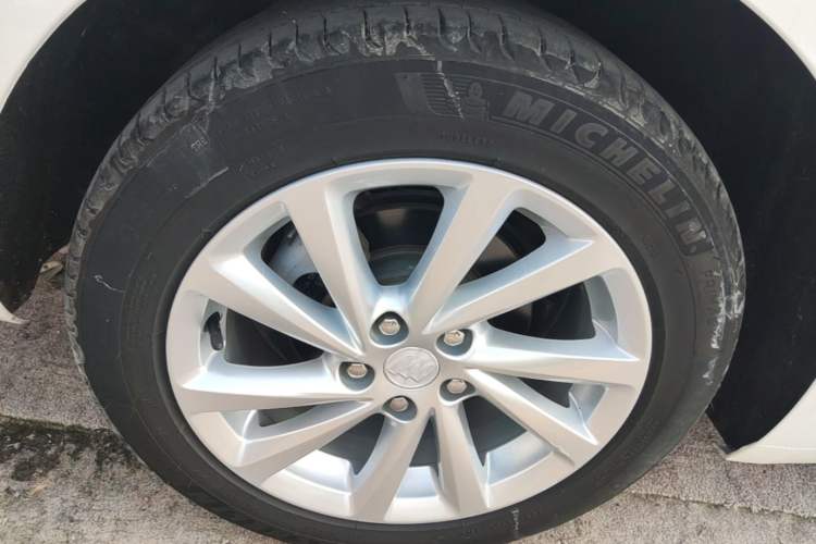 Used Buick Verano 2018 Sedan 15S Automatic Leading Model Right Rear Wheel Hub