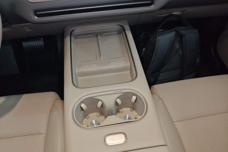 Used Li Auto Li Auto i6 2025 Model Four-Wheel-Drive Standard Type
