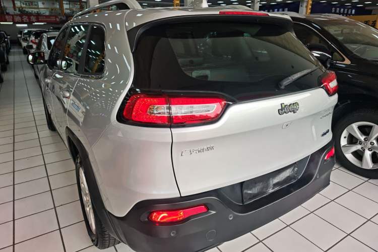 Used Jeep Cherokee 2017 2.0L Superior Edition Exterior 2