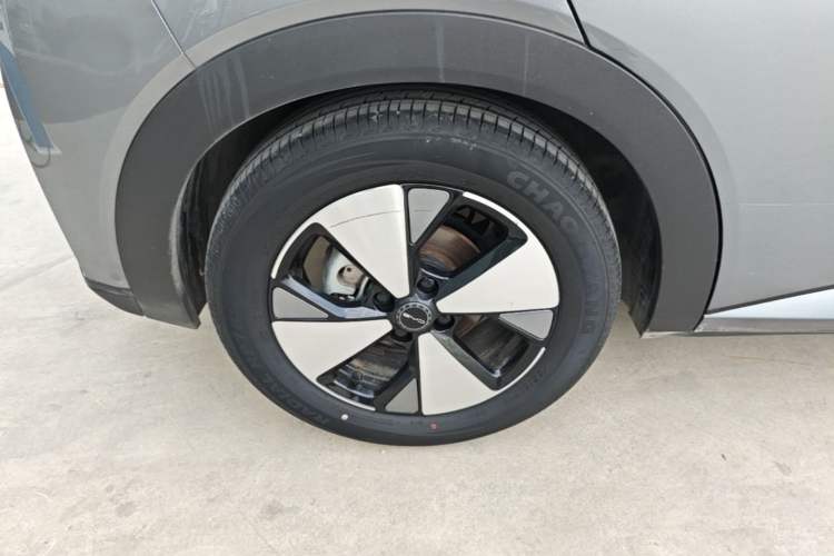 Used BYD Dolphin 2023 420 km Fashion Edition Right Rear Wheel Hub