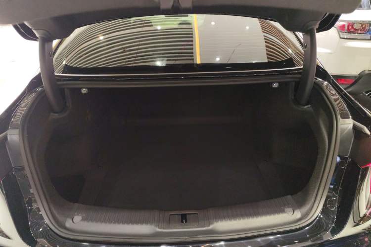 Used Hongqi H5 2025 2.0T Automatic Flag Edition – 500 000 Units Commemorative Version Trunk