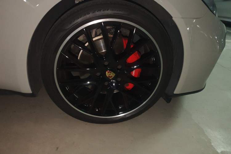 Used Porsche Panamera 2023 Panamera Executive Long Wheelbase Platinum Edition 2.9T Right Front Wheel Hub