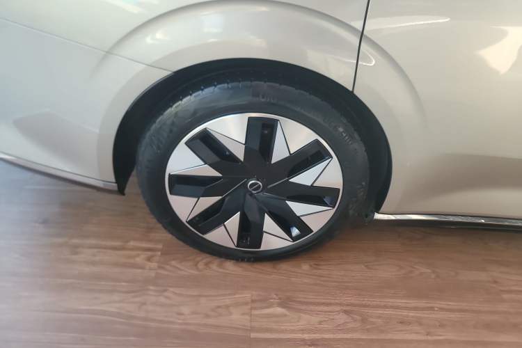 Used Volvo EM90 2025 Ultra Six-Seater