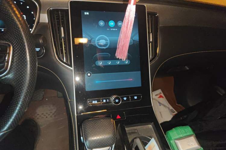 Used Roewe i6 MAX 2020 300TGI Automatic Supreme Edition with Cool Sunroof and Advanced Driving Features Audio And AC Panel