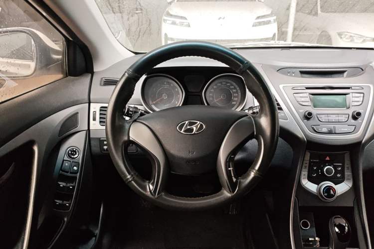 Used Hyundai Elantra (5th Generation / Langdong) 2016 1.6L Automatic Smart Version