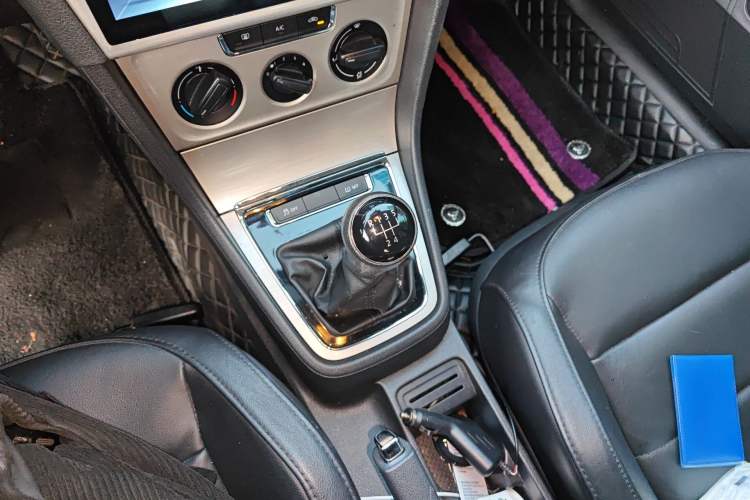 Used Volkswagen Lavida 2013 Revised Version 1.4 TSI Manual Comfort Edition Gear Lever