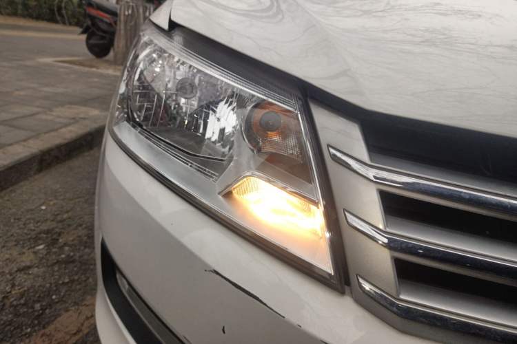 Used Volkswagen Santana 2013 1.6L Automatic Comfort Edition Right Front Headlight