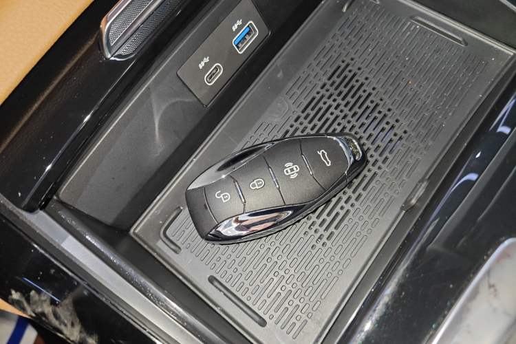 Used Hongqi H9 2024 2.0T Qixiang Private Style Edition
