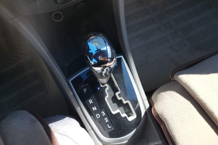 Used Hyundai Verna (older generation) 2010 Sedan 1.4L Automatic Luxury GLS Trim Gear Lever