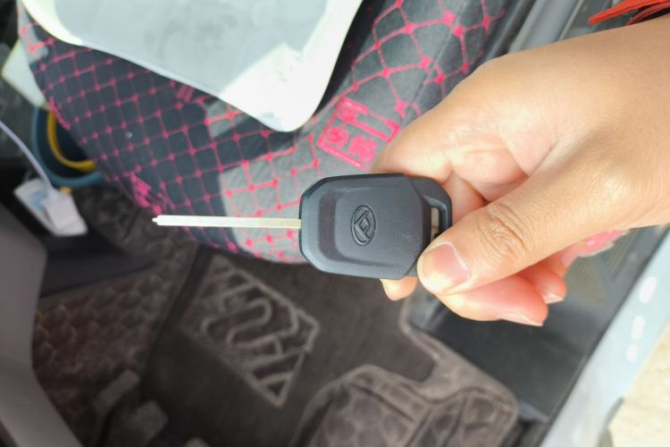 Used SAIC MAXUS Xintu V90 2022 2.0T Manual VAN Rear-Drive Extended Wheelbase High Roof with Dual Rear Tires 3-Seater
