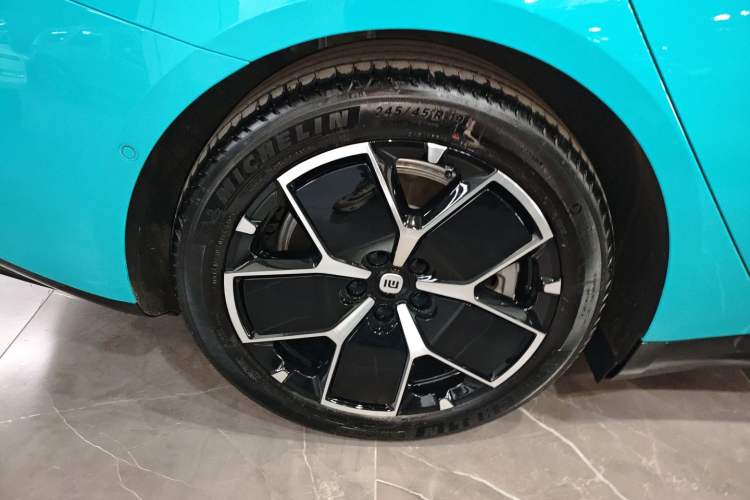 Used Xiaomi Auto SU7 2024 Rear-Drive Long-Range Intelligent Driving Version Right Rear Wheel Hub