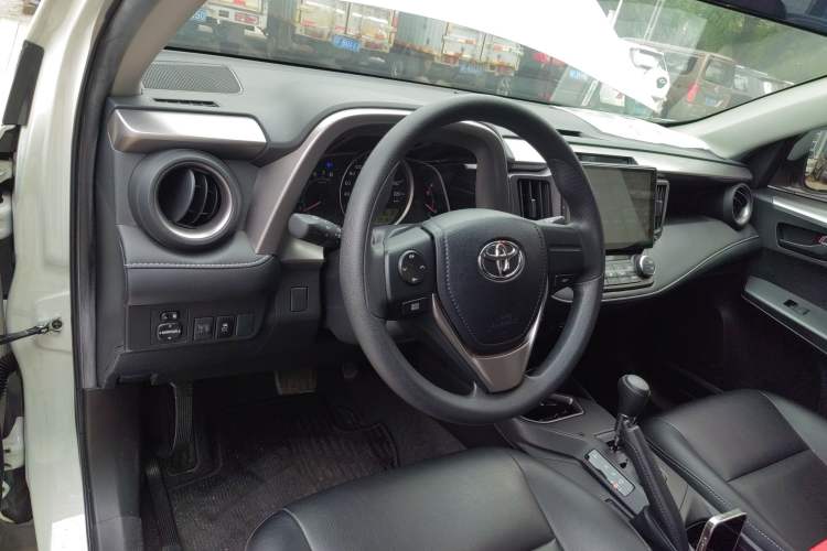 Used Toyota RAV4 2019 2.0L CVT Two-Wheel Drive Pioneer Edition China VI Standard Center Console