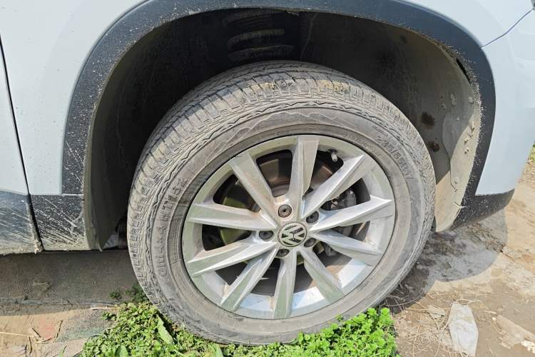 Used Volkswagen Tiguan 2017 300TSI Automatic Two-Wheel Drive Silk Road Comfort Edition Right Front Wheel Hub