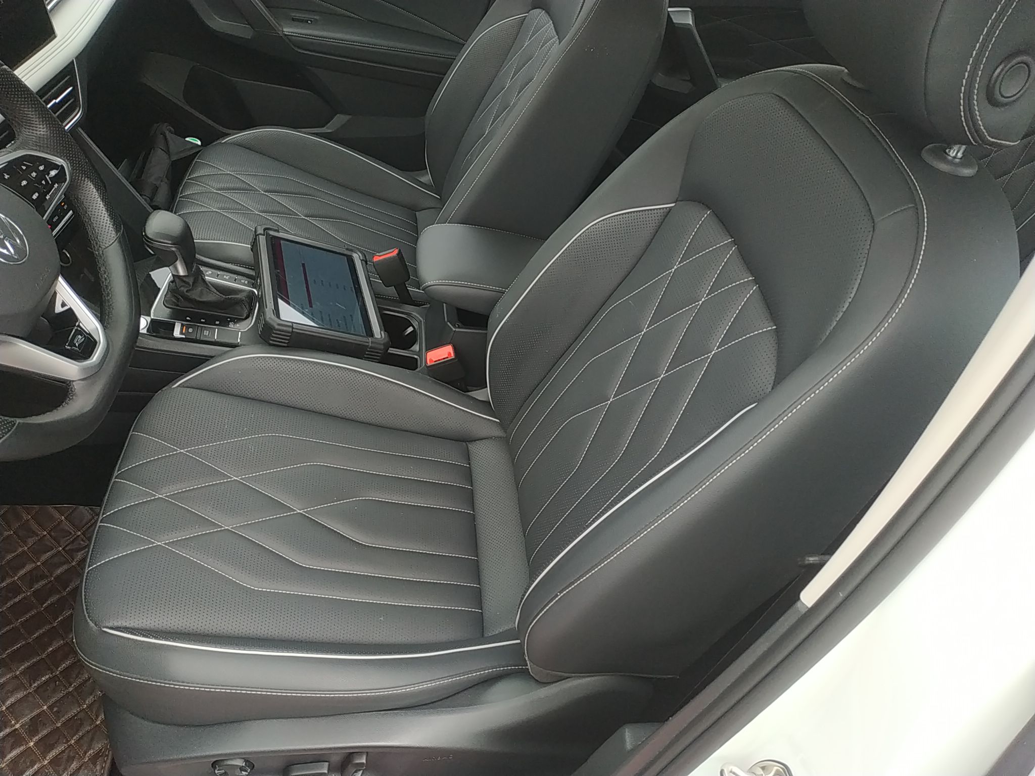 Переднее сиденье в автомобиле