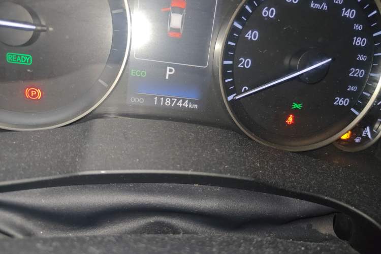 Used Lexus ES 2015 300h Comfort Edition Odometer Close Up