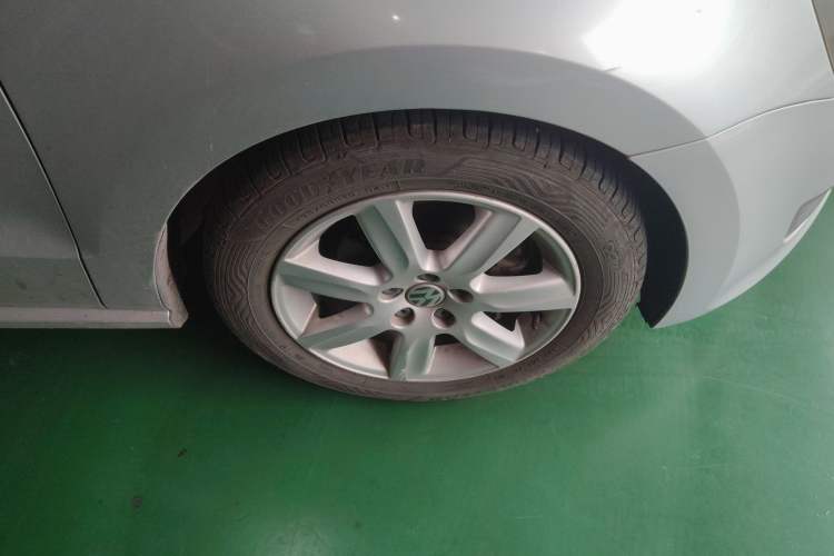 Used Volkswagen Polo 2011 1.6L Automatic ZhiKu Edition Right Front Wheel Hub