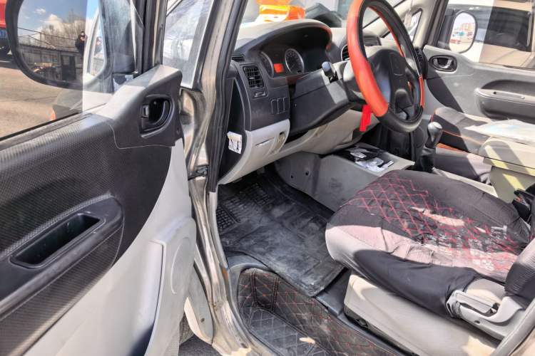 Used FORTHING Lingzhi 2016 V3 1.5L 7-Seater Standard Model China V Emission Standard Driver Seat