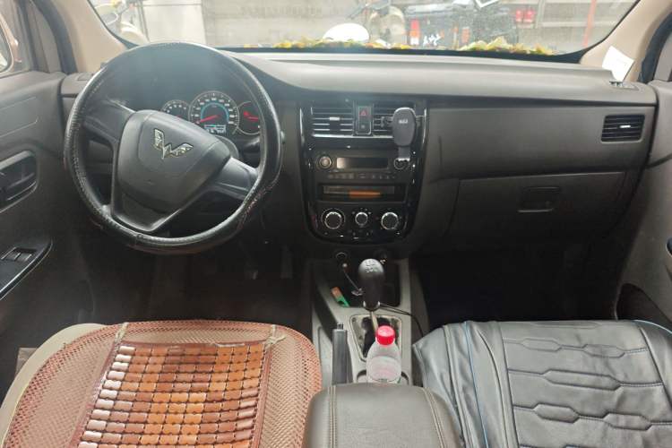 Used Wuling Rongguang V 2018 1.5L Practical Version Center Console