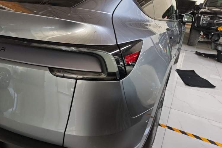 Used Tesla Model Y 2025 Rear-Wheel Drive First Edition Right Rear Taillight