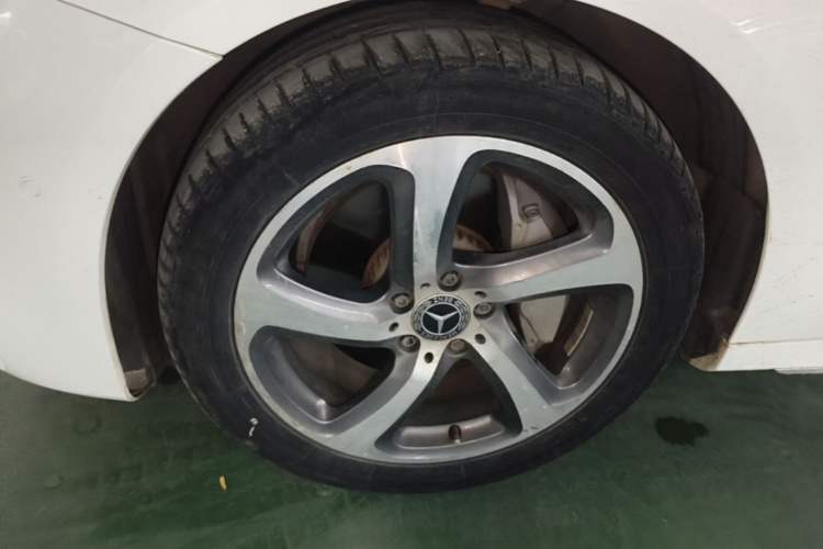 Used Mercedes-Benz E-Class 2018 Restyled E 300 L Sporty and Stylish Edition Left Front Wheel Hub