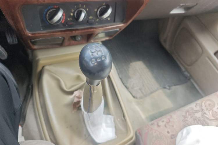 Used Nissan ZN Van 2011 2.4L Two-Wheel-Drive Standard Version 5 Seats ZN6493