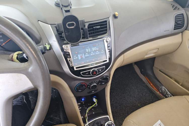 Used Hyundai Verna (older generation) 2010 Sedan 1.4L Manual Comfort GS Audio And AC Panel