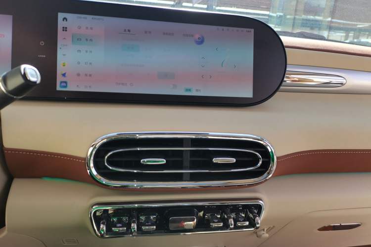 Used ORA Ballet Cat 2023 401 km Luxury Version Audio And AC Panel