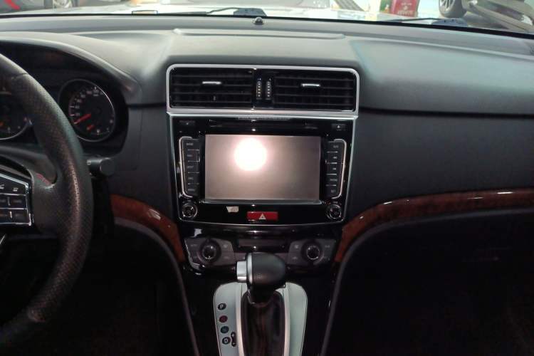 Used Haval H6 2014 Sport Edition 2.4L Automatic Elite Model Audio And AC Panel