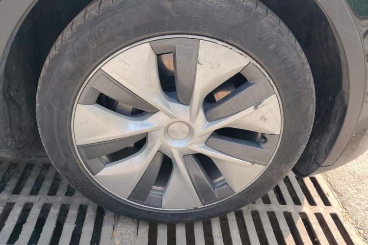 Used Tesla Model Y 2021 Standard Range Rear-Wheel Drive Version Right Front Wheel Hub