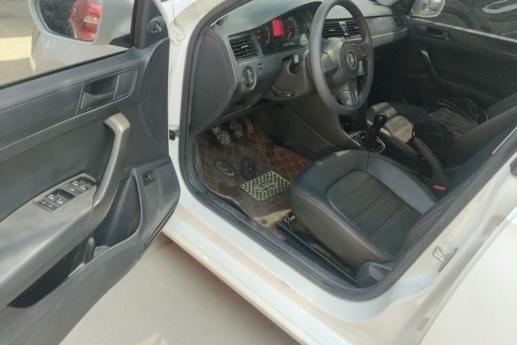 Used Volkswagen Santana 2015 1.6L Manual Fashion Edition Driver Seat