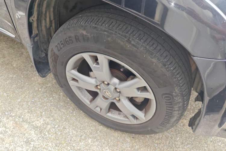 Used Toyota RAV4 2012 Luxurious 2.4L Automatic 4x4 with Stylish Features