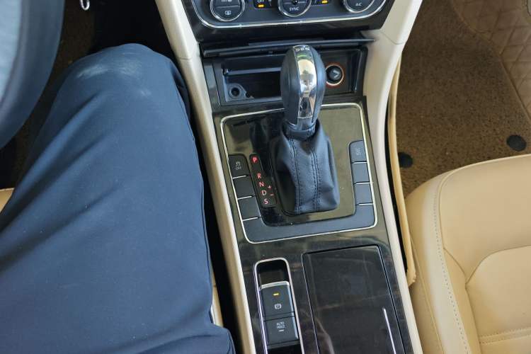 Used Volkswagen Passat 2015 1.8TSI DSG Prestige Edition Gear Lever