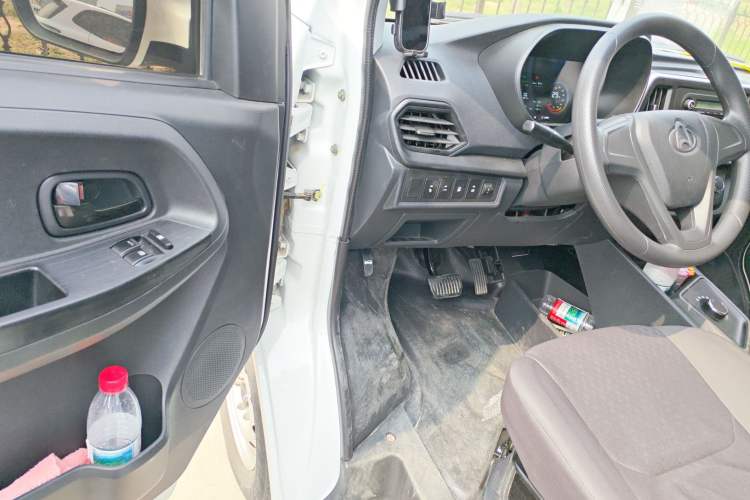 Used CHANGAN KAICHENG Ruixing EM80 2025 Passenger Version Comfort Model 7 Seats 300 km Side-Hinged Doors Driver Seat