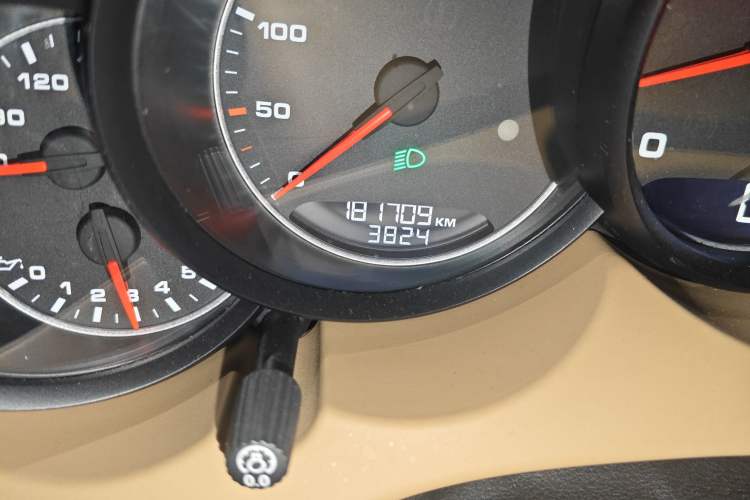 Used Porsche Cayenne 2011 Cayenne 3.0T Odometer Close Up