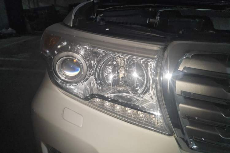 Used Toyota Land Cruiser 2012 4.6L Automatic VX-R Right Front Headlight