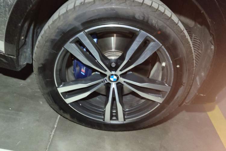 Used BMW X7 2020 xDrive40i Luxury M Sport Package Right Front Wheel Hub