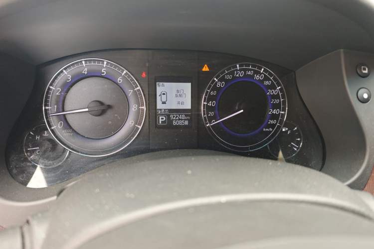 Used Infiniti QX50 2015 2.5L Enjoyment Edition Odometer Close Up