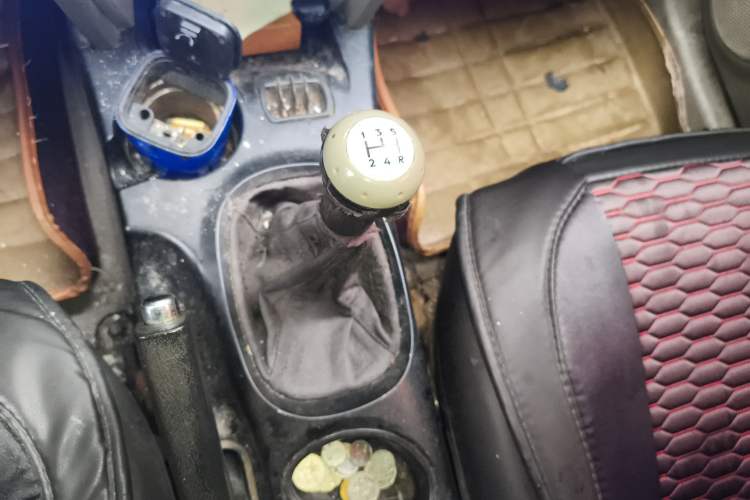 Used Huatai Santa Fe Classic 2012 2.0L Gasoline Manual Two-Wheel Drive with Sunroof Gear Lever