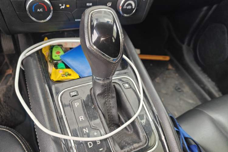 Used Dongfeng Fengon 580 2016 Revised Version 1.5T CVT Luxury Edition Gear Lever