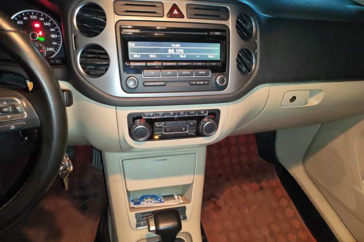 Used Volkswagen Tiguan 2010 1.8TSI Automatic All-Wheel-Drive Elite Edition Audio And AC Panel