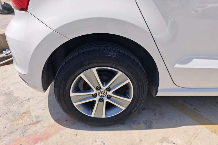 Used Volkswagen Polo 2016 1.4L Manual Fashion Model Right Rear Wheel Hub