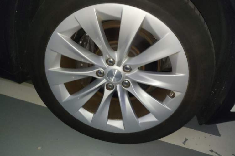Used Tesla Model X 2019 Long-Range Version Right Front Wheel Hub