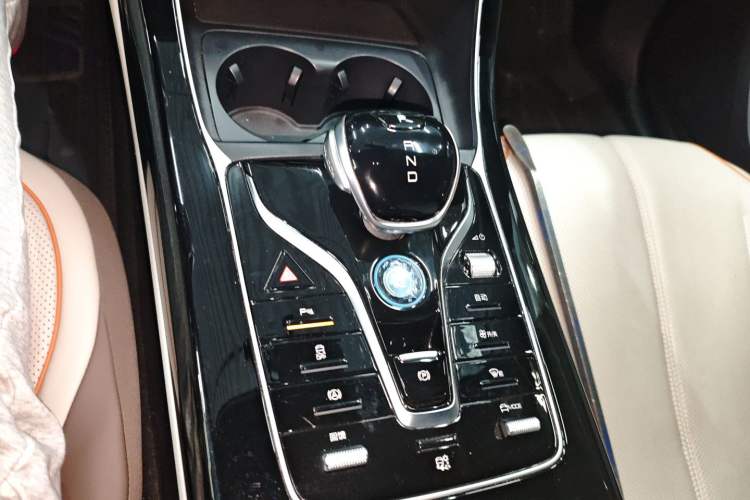 Used BYD Qin PLUS 2024 Honor Edition EV 510KM Leading Model Gear Lever