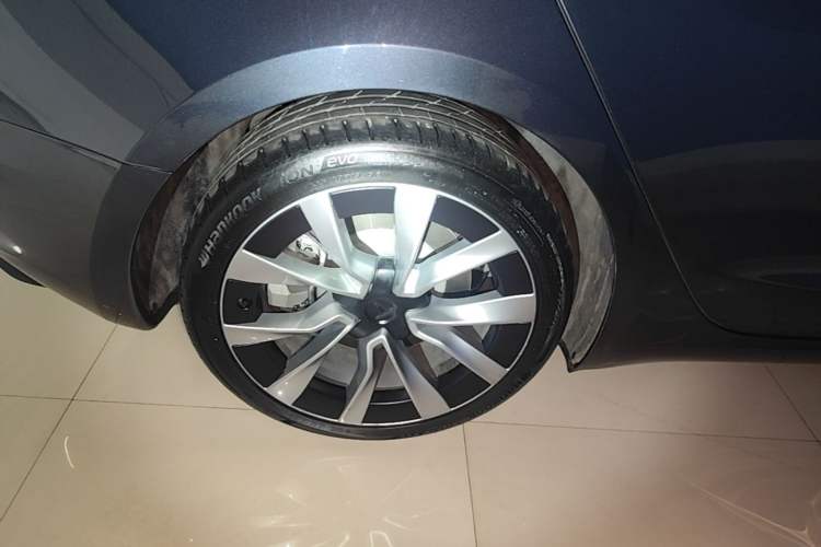 Used Tesla Model 3 2023 Long-Range All-Wheel-Drive Version Right Rear Wheel Hub