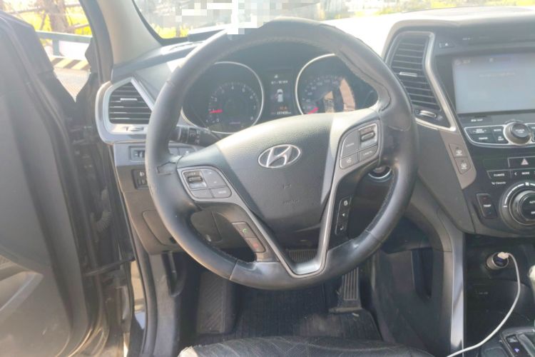 Used Hyundai Santa Fe 2015 2.4L Automatic Two-Wheel Drive Smart Version 5 Seats Steering Wheel