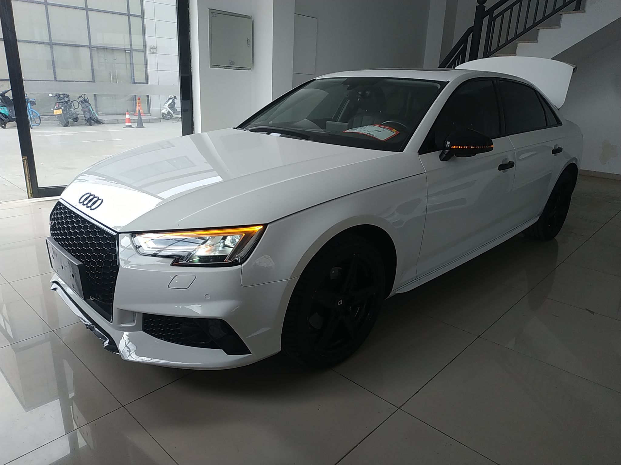 تحت مقدمة السيارة