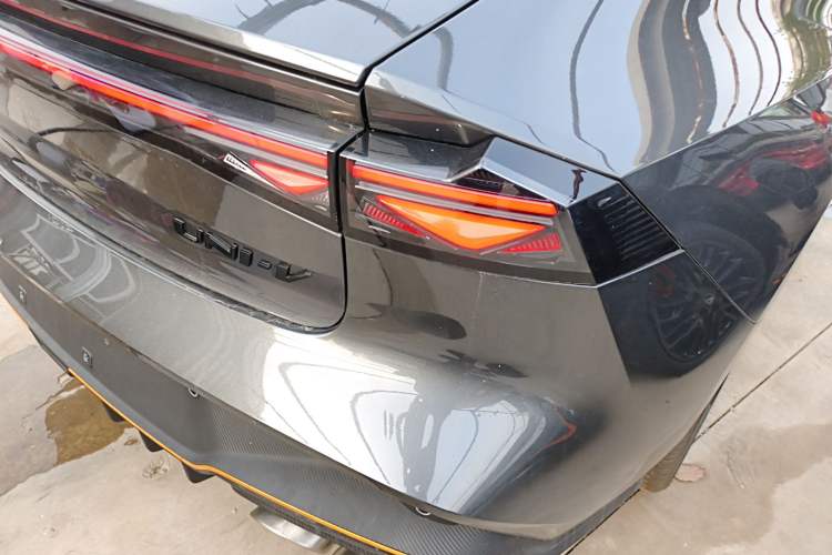 Used CHANGAN UNI-V 2025 Model Third-Generation 2.0T Dynamic Edition Right Rear Taillight